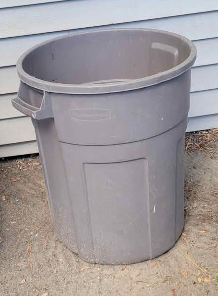 Photo of free 3 Trash cans and pot (Near Mississippi and Dayton) #4