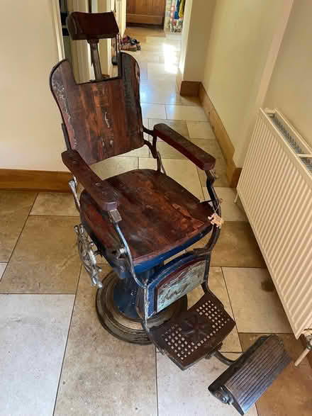 Photo of free Old dental / shoe shine chair (Crackstone GL6) #1