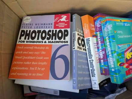 Photo of free Various boSoftware books: Contribute, Dreamweaver,Photoshop (Hallgarth LA9) #1