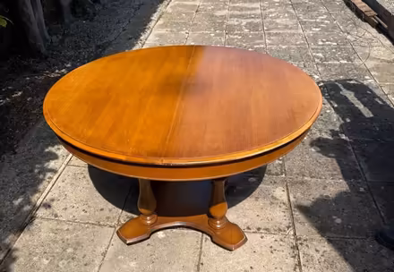 Photo of free Round table (GL3 Gloucester) #1