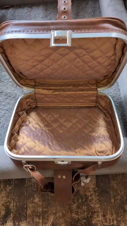 Photo of free Small vintage suitcase (Kenilworth CV8) #3