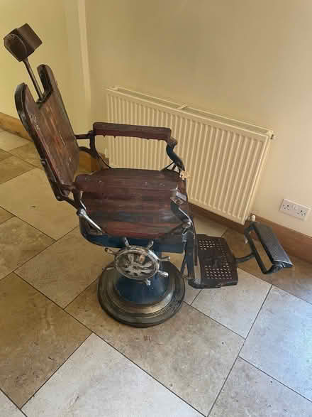 Photo of free Old dental / shoe shine chair (Crackstone GL6) #2