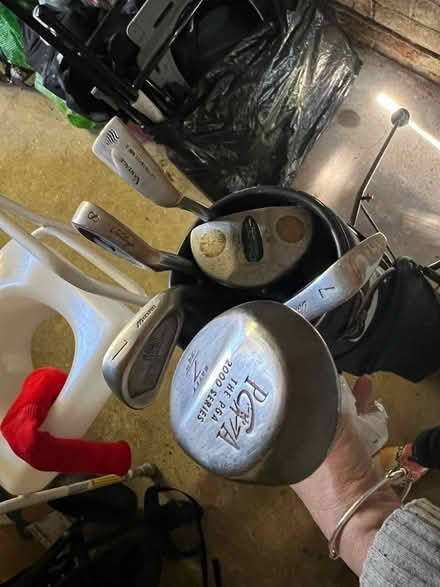 Photo of free Set of lady’s golf clubs in bag (GU52) #3