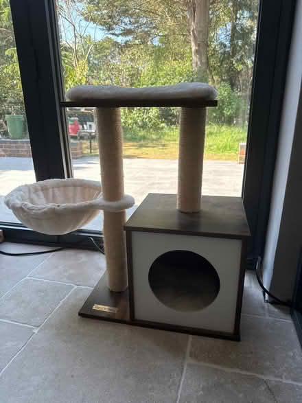 Photo of free Cat bed and scratching post (Leighton Buzzard) #1