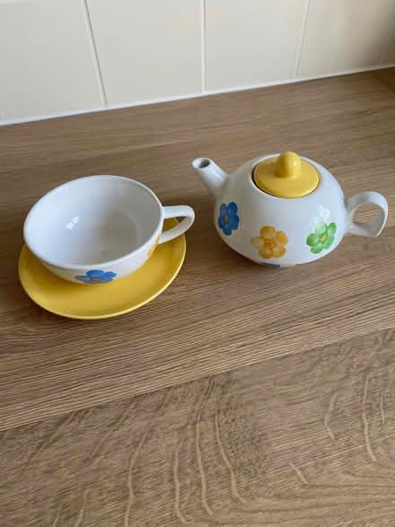 Photo of free Teapot over cup and saucer (Kingsway) #2