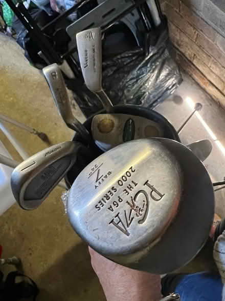Photo of free Set of lady’s golf clubs in bag (GU52) #1
