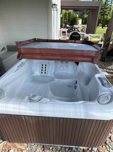 Photo of free Hot Springs Jet Setter Hot Tub (Eagle Ridge) #2