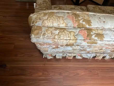 Photo of free 🌼 vintage couch (Westworth Village) #4