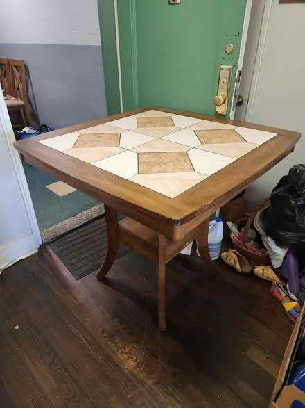 Photo of free dinning room table and 4 chairs (Flatlands, Brooklyn) #1
