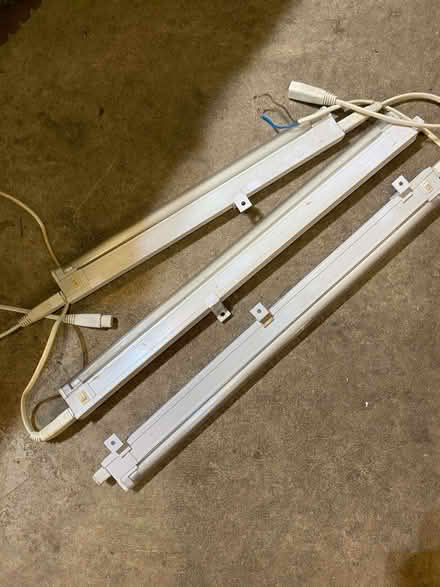 Photo of free three mini cupboard lighting florescent tubes. (Greaves LA1) #1