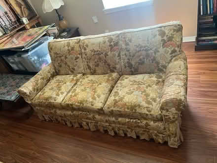 Photo of free 🌼 vintage couch (Westworth Village) #1