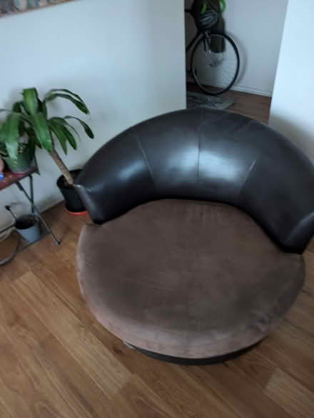 Photo of free Big chair (bronzeville) #2