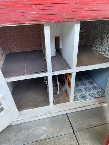 Photo of free 1940 s dolls House (St Albans AL1) #2