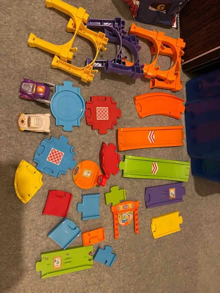 Photo of free Toot toot cars and sundry pieces - see photo (Castle MK40) #1