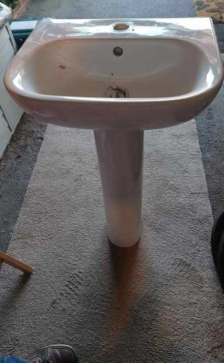 Photo of free Basin and pedestal (CH5) #1