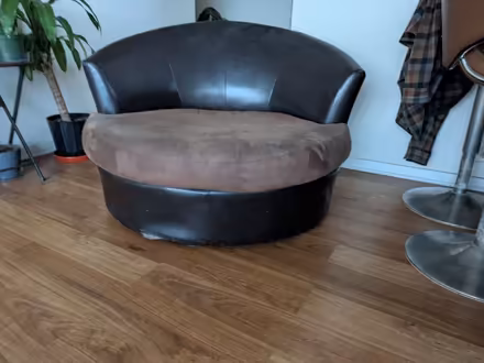 Photo of free Big chair (bronzeville) #1