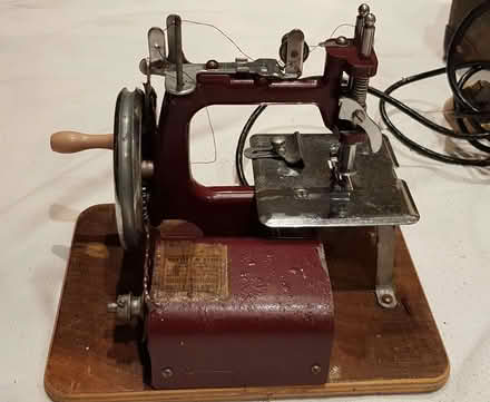 Photo of free Vintage Essex Miniature Sewing Hand Turning Machine 1950s (Bowbridge GL5) #1