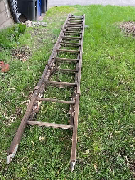 Photo of free 2-story extending ladder (Arlington heights) #1