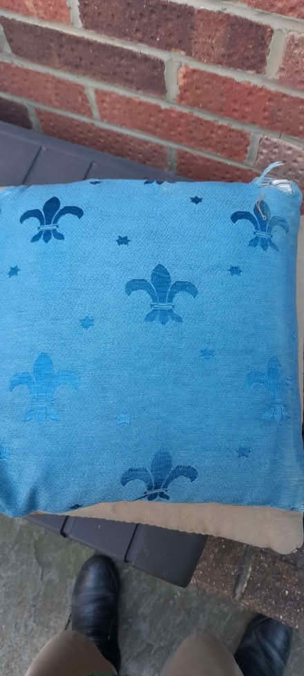 Photo of free Tapestry cushion. (Welling DA16) #3