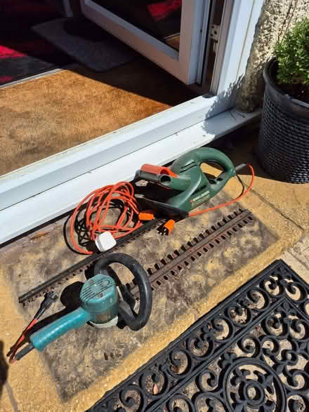 Photo of free hedge trimmers (Tywyn LL31) #1