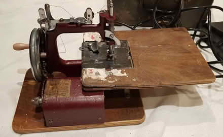 Photo of free Vintage Essex Miniature Sewing Hand Turning Machine 1950s (Bowbridge GL5) #2