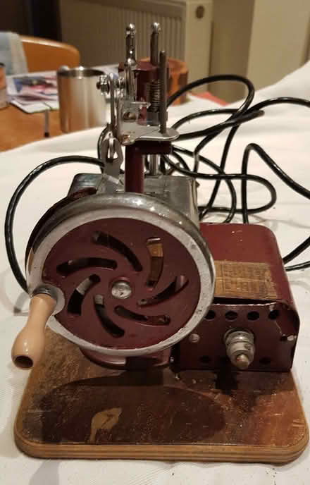 Photo of free Vintage Essex Miniature Sewing Hand Turning Machine 1950s (Bowbridge GL5) #3