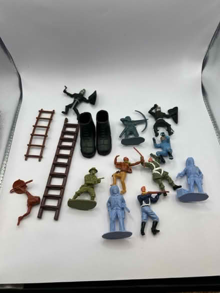 Photo of free soldier figures and accessories (Jennetts park RG12) #1
