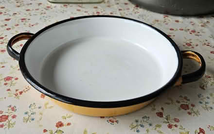 Photo of free 22cm enamelled pie dish (Chaddesden Wood DE21) #1