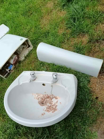 Photo of free pedastal sink (The Rock TF3) #1