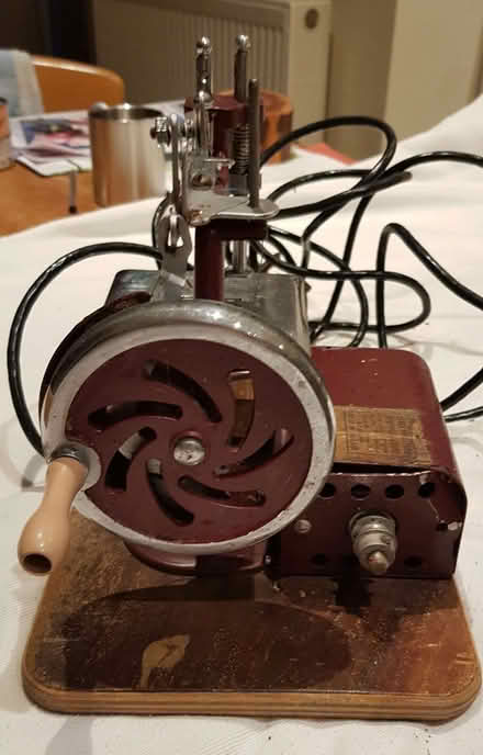 Photo of free Vintage Essex Miniature Sewing Hand Turning Machine 1950s (Bowbridge GL5) #3