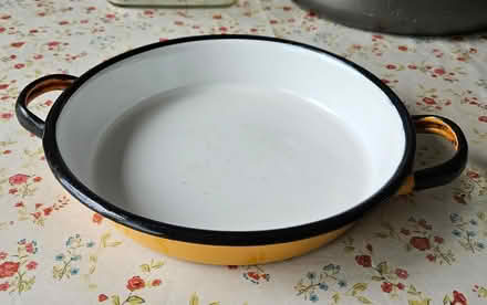 Photo of free 22cm enamelled pie dish (Chaddesden Wood DE21) #1