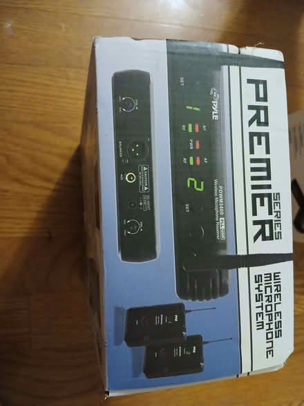Photo of free UHF wireless microphone system (Mountain View near downtown) #3