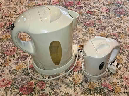 Photo of free Full size kettle and travel kettle (Fetcham / Bookham KT22) #1