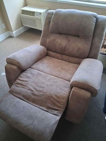 Photo of free Recliner chair (1531 Pine Saint louis) #1