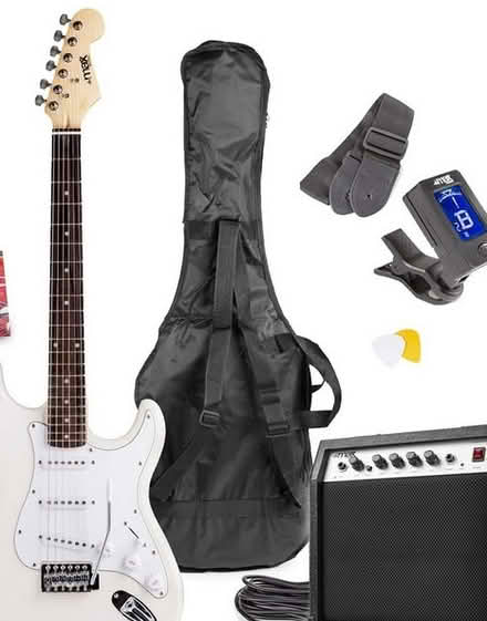 Photo of electric guitar and amplifier with headphone slot (Settle BD24) #1