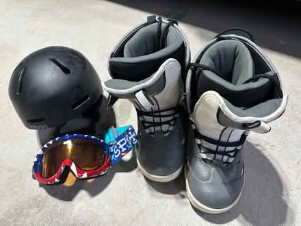 Photo of free Child snowboarding gear (Third line and Dundas) #1