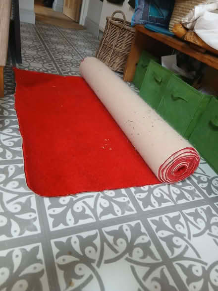 Photo of free Red carpet - 1m W by approx. 3.5/4m L (Emlyn Gardens W4) #1