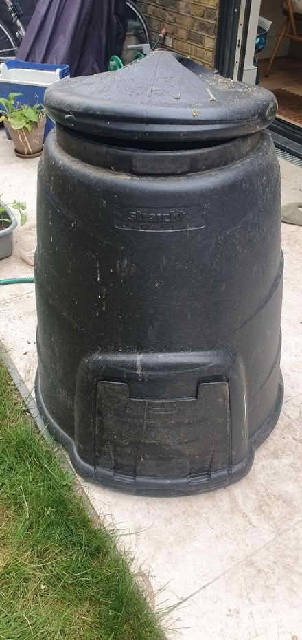 Photo of free Straight garden compost bin (E12 Manor park) #1