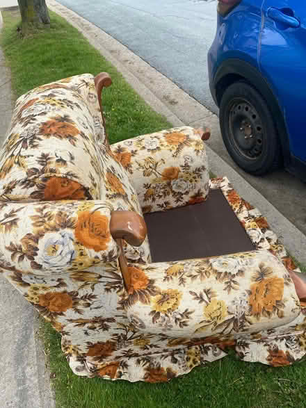 Photo of free couch and chairs (3565 Connaught Ave Halifax) #4