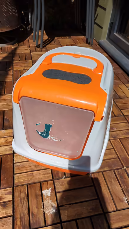 Photo of free Covered litter tray (Kessingland NR33) #1