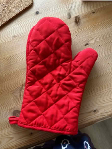 Photo of free New oven gloves (Aldershot) #1