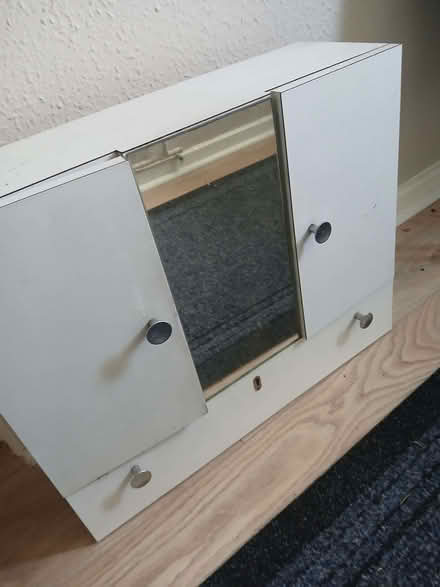 Photo of free white bathroom cabinet with mirror (Monkmoor SY2) #1