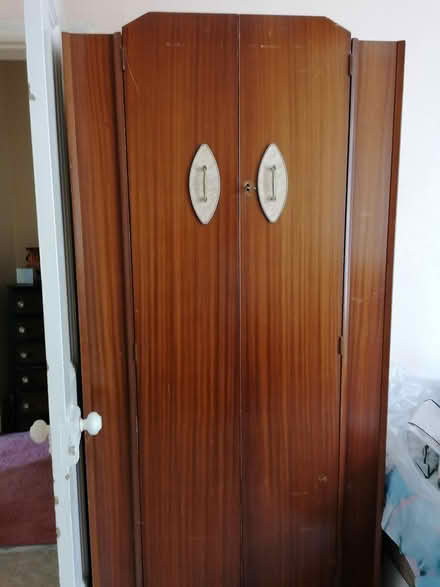 Photo of free Small wardrobe with sheves inside (Ch441eh) #3
