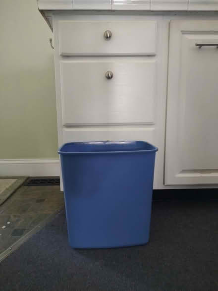 Photo of free Small trash can (Odenton) #1