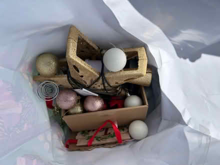 Photo of free Christmas decorations, sm Xmas tree (Valencia Avenue, Sunnyvale) #2