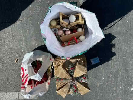 Photo of free Christmas decorations, sm Xmas tree (Valencia Avenue, Sunnyvale) #1