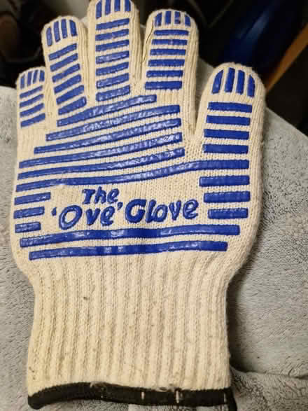 Photo of free Oven glove (Wigmore HR6) #1