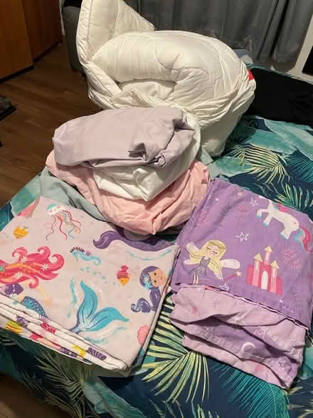 Photo of free Toddler mattress & lots of bedding (Leytonstone E11) #4