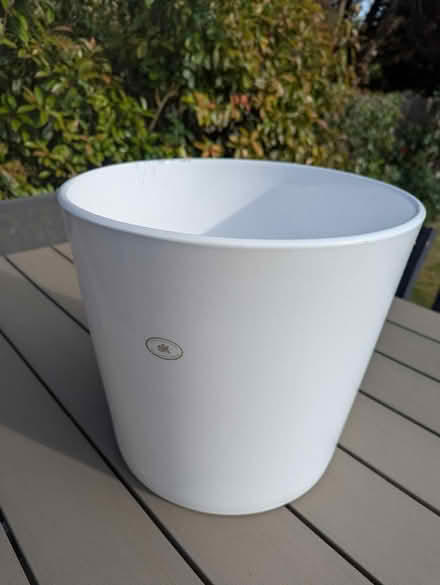 Photo of free Large white ceramic plant pot (Raynes Park SW20) #1