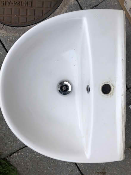 Photo of free Bathroom basin and pedestal (Goldthorn Hill WV2) #1